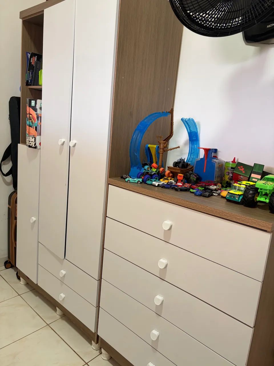 Guarda roupa e cômoda infantil 