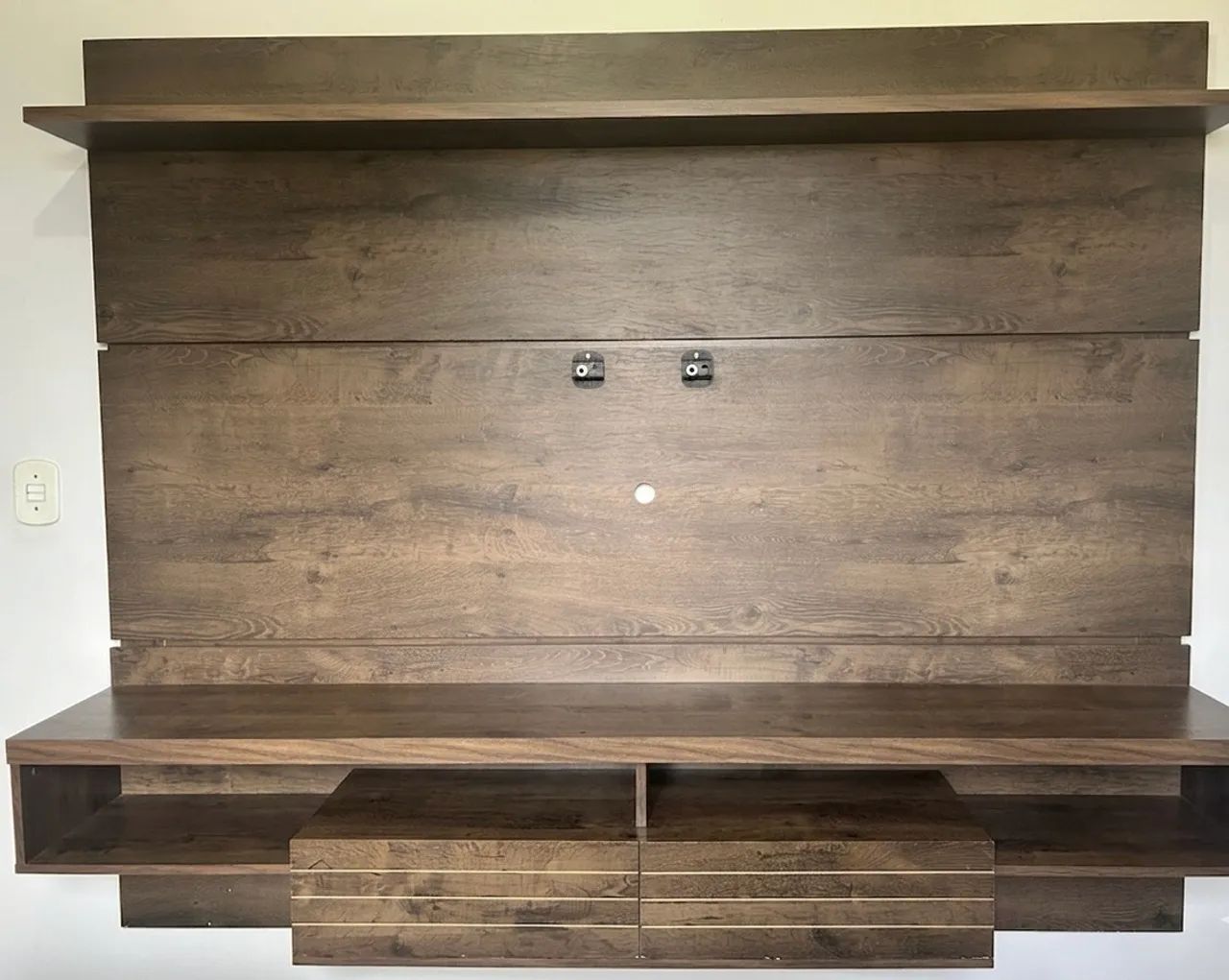 Painel de TV Robusto em Madeira Escura - 2m x 1,65m - Racks e
