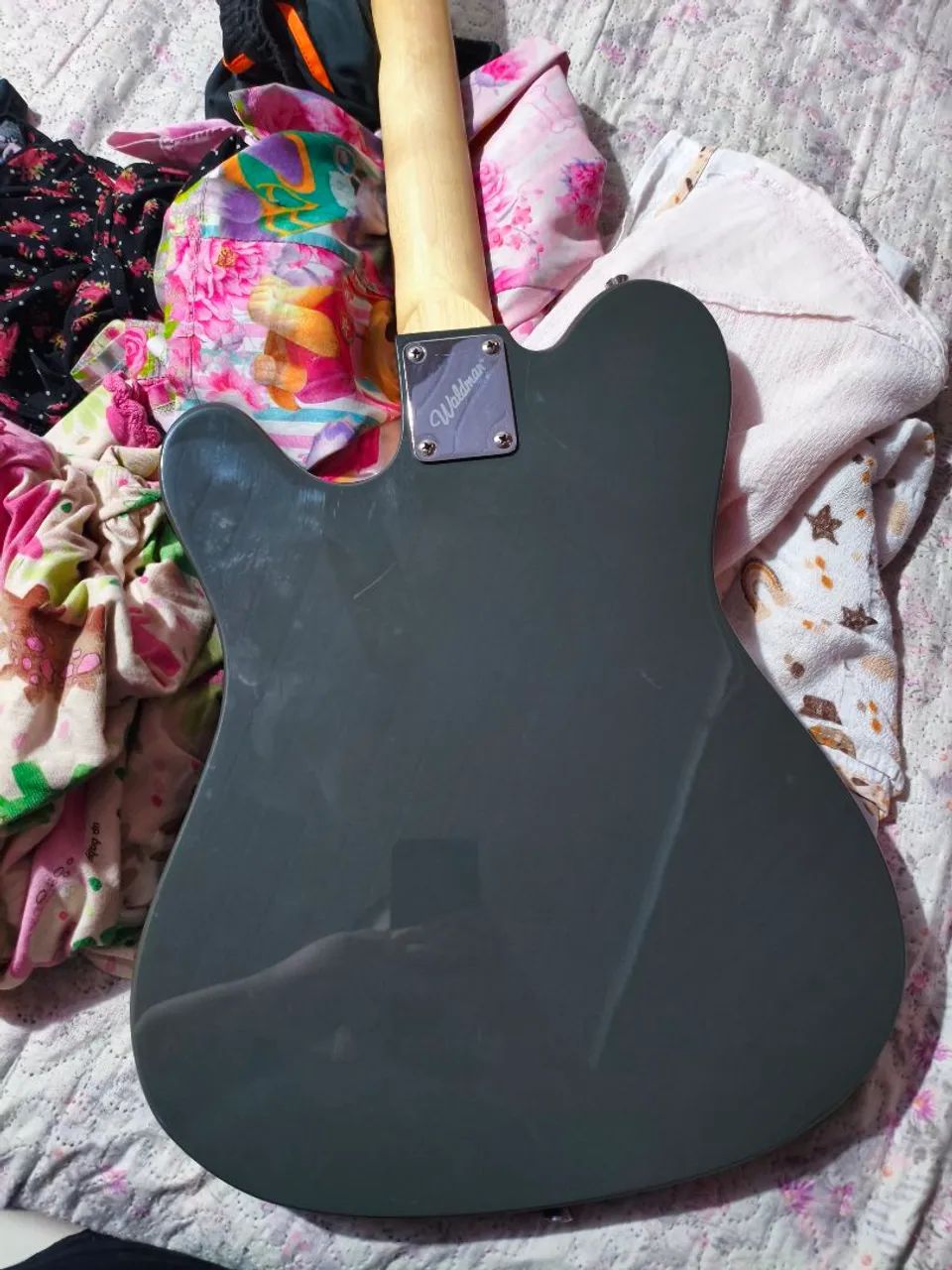 Guitarra destruída - Foto 4