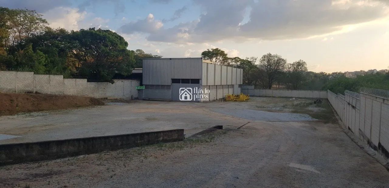 Excelente galpão com terreno de 5.300 M2 com escritório e pátio - Foto 2