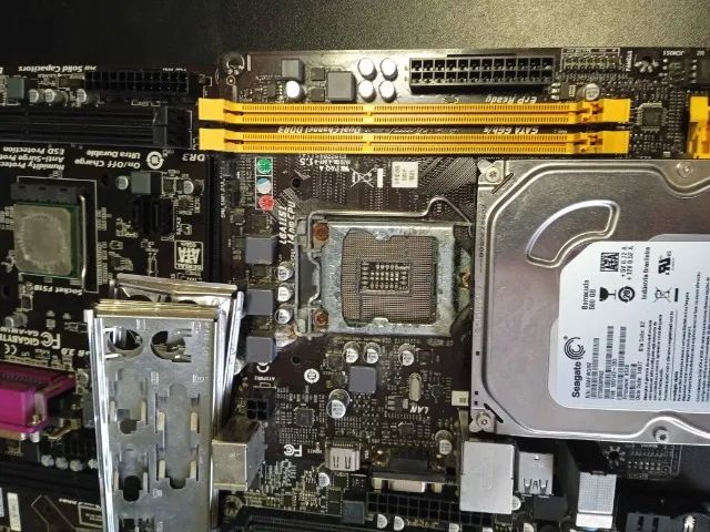 4 Placas Mãe + 2 HDS Defeito (Retirada de Peças) - Foto 3