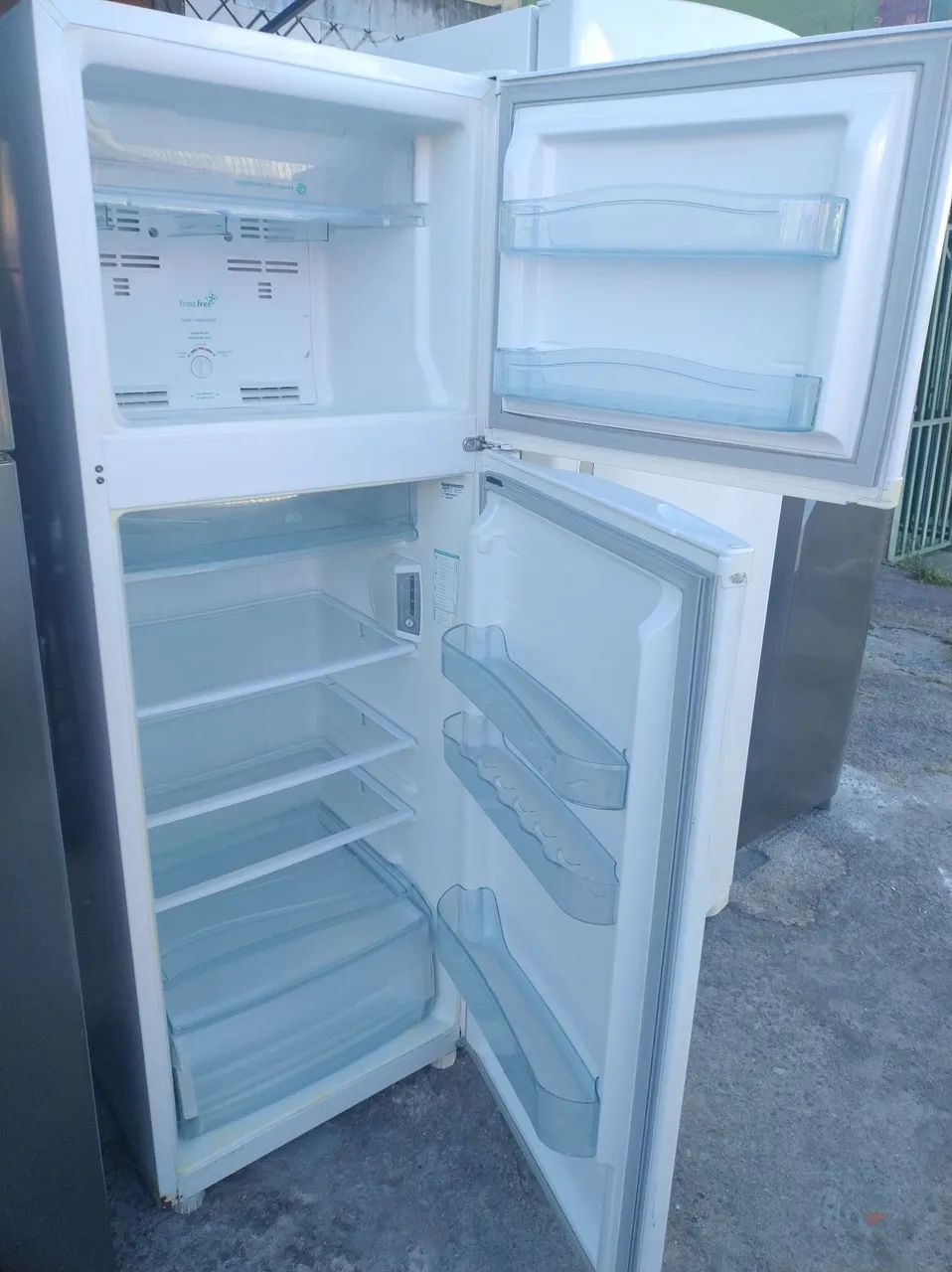 Geladeira Consul 347 litros funcionando perfeitamente 