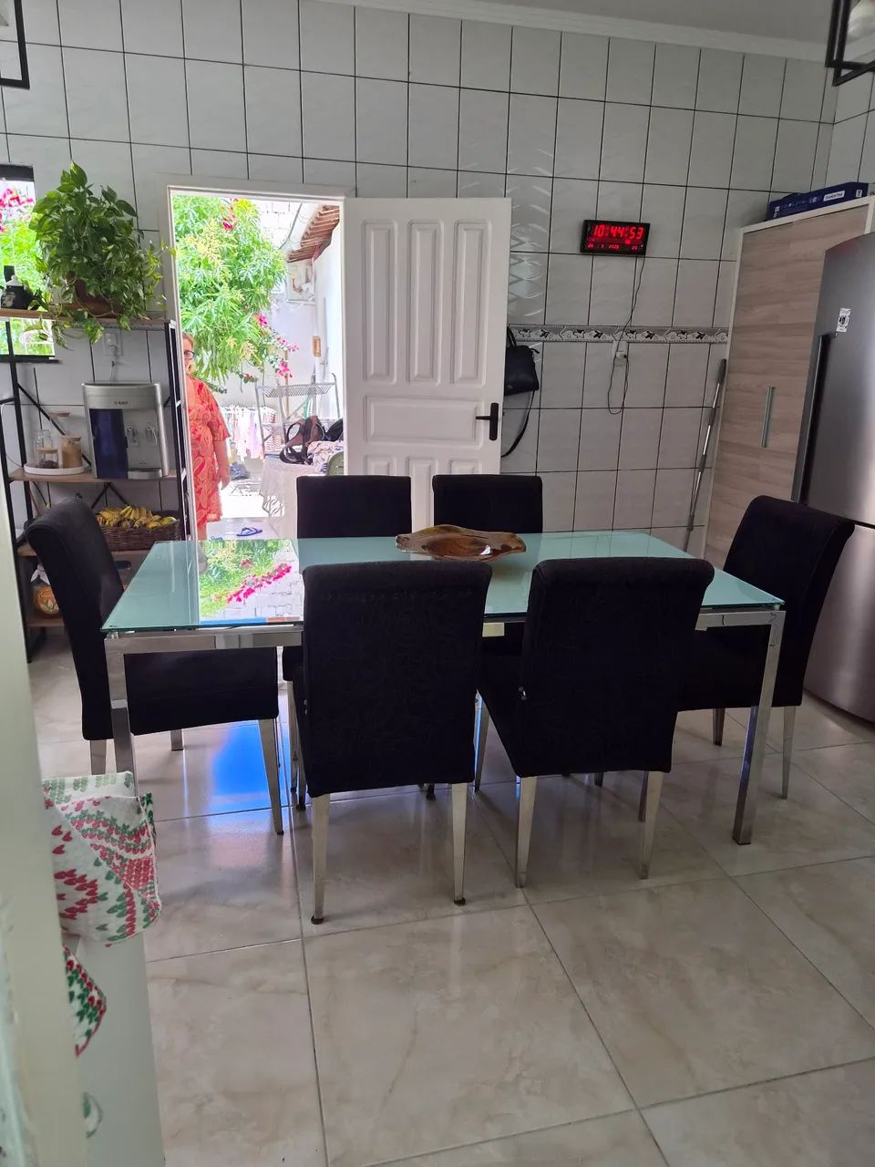 Vendo mesa tampo de vidro+ cadeiras. - Foto 3