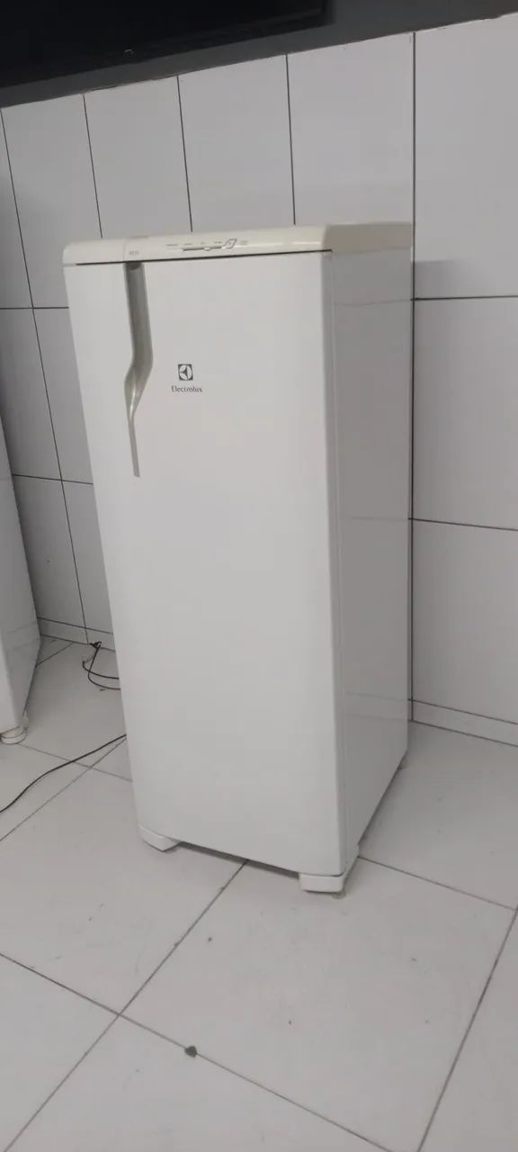 Vende uma geladeira Eletrolux 