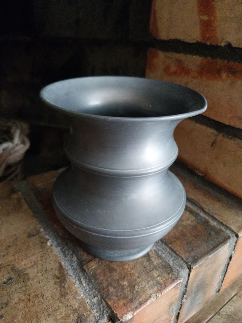 Peça/Vaso antigo em metal 