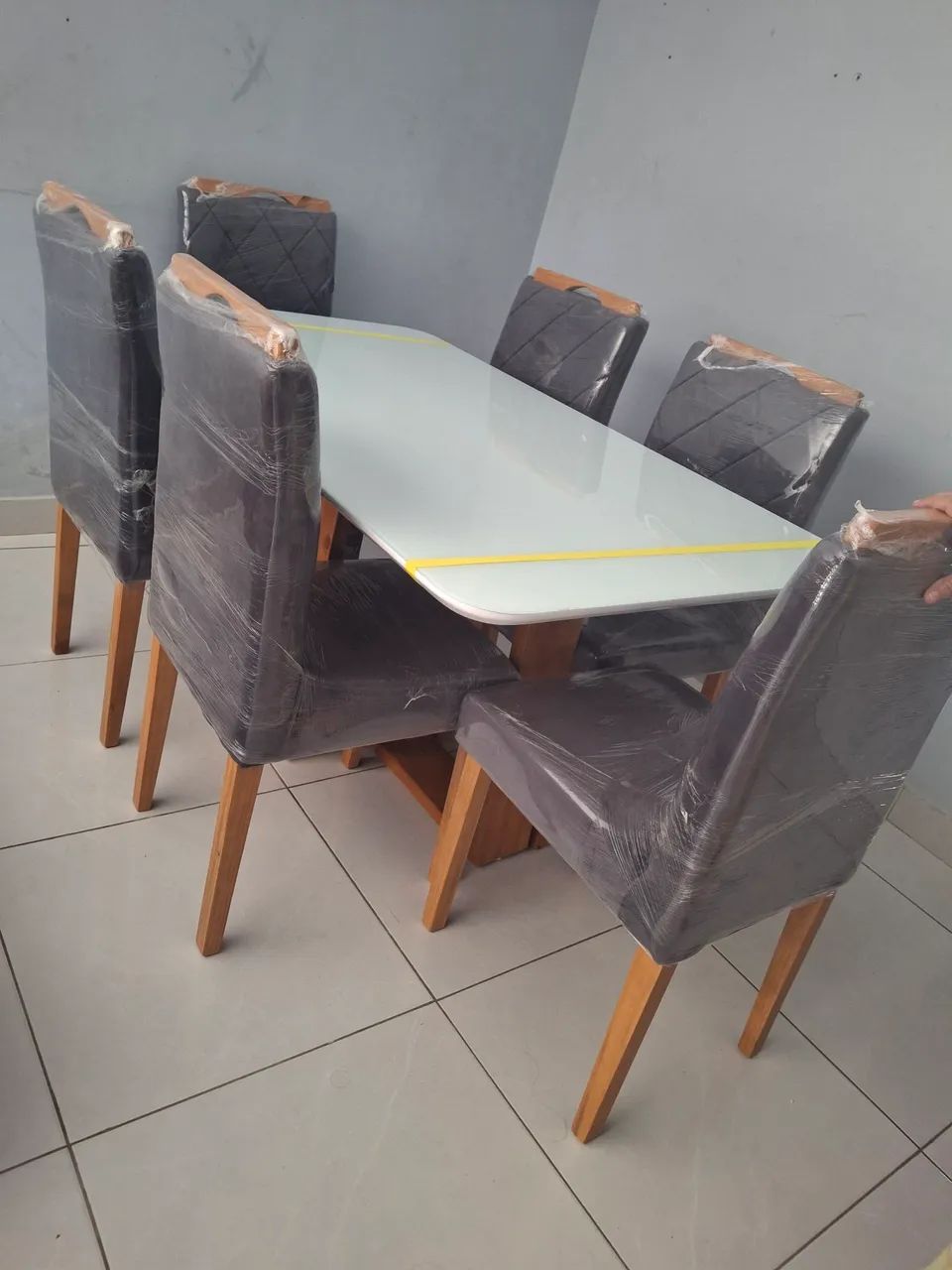 Conjunto de mesa 6 lugares em madeira tampo em MDF e vidro 