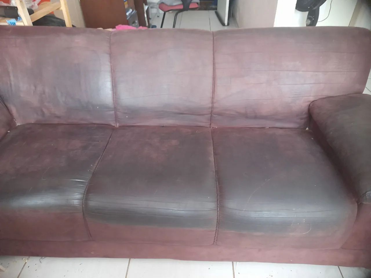 Sofá 3 lugares de couro marrom está perfeito  - Foto 2