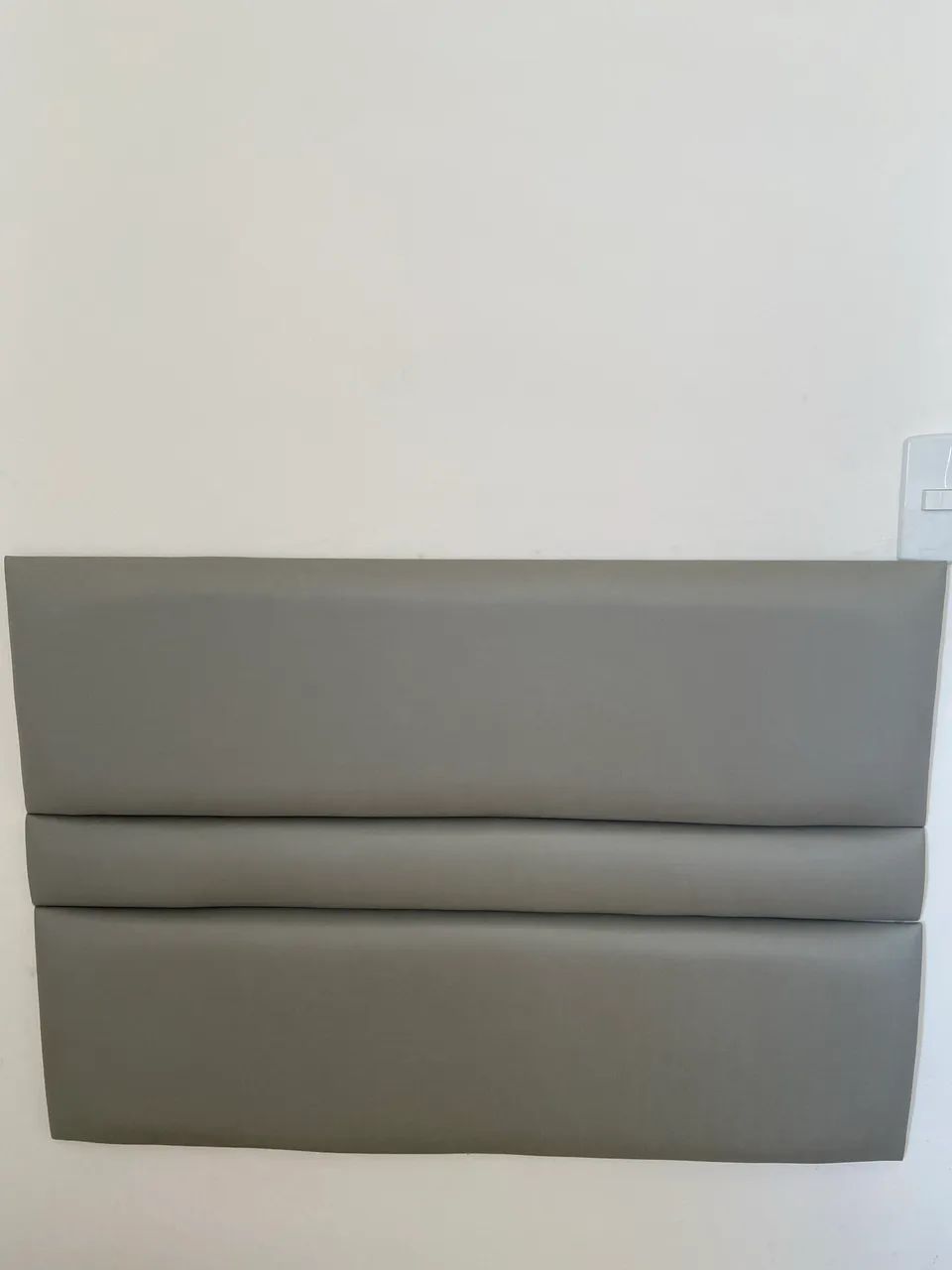Cama  em MDF com auxiliar e duas gavetas e a cabeceira.
