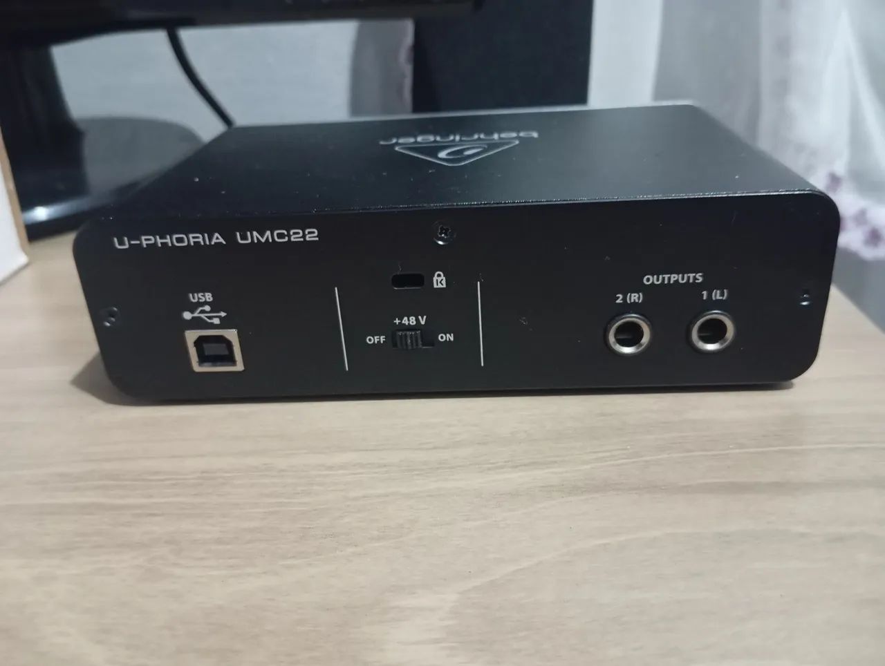 Interface de Áudio Behringer U-Phoria UMC22 Seminova - Foto 4