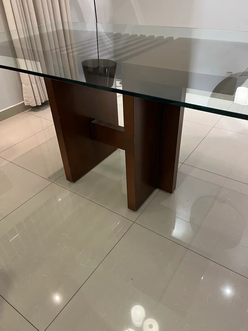 Mesa de jantar de vidro com pé de madeira maciça 1:80 x100