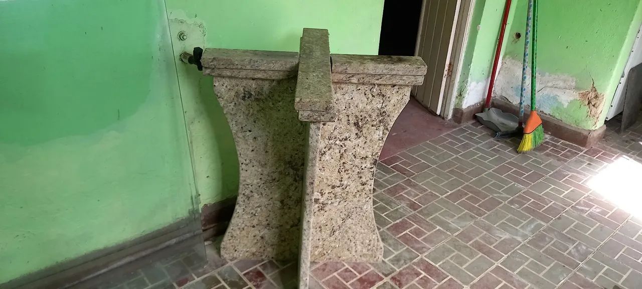 Vendo mesa de vidro com pé de marmore - Foto 4