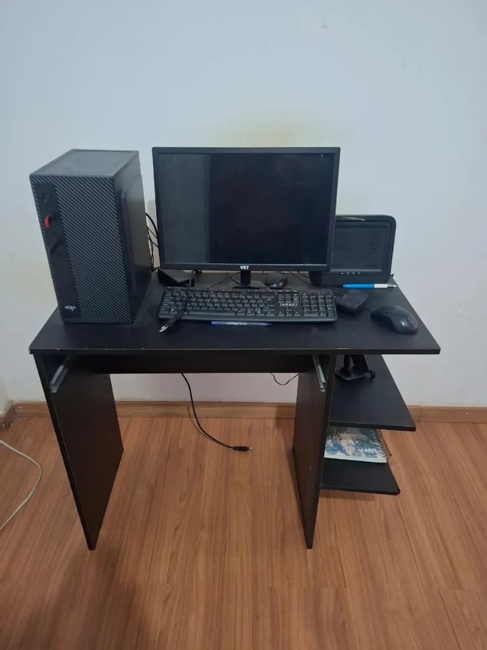 Vendo jogo de cadeira com mesa de vidro e computador seminovo