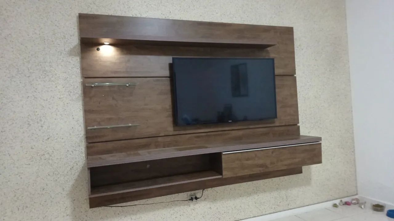 Hack de parede para Tv, com iluminação e vidros. 