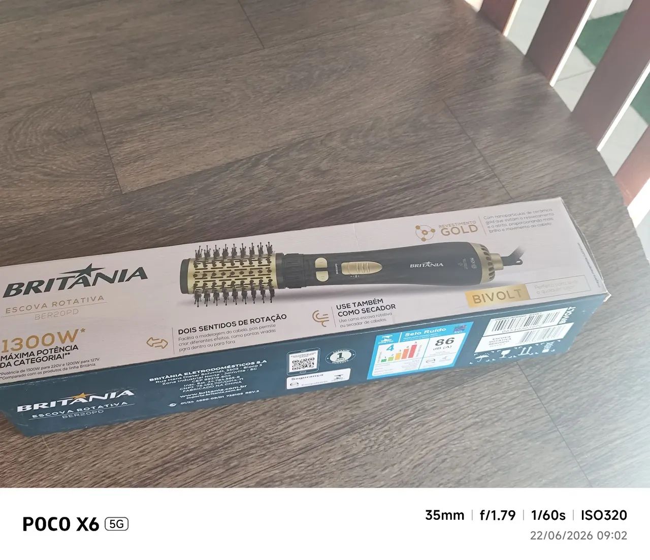 Vendo uma escova de cabelo nova