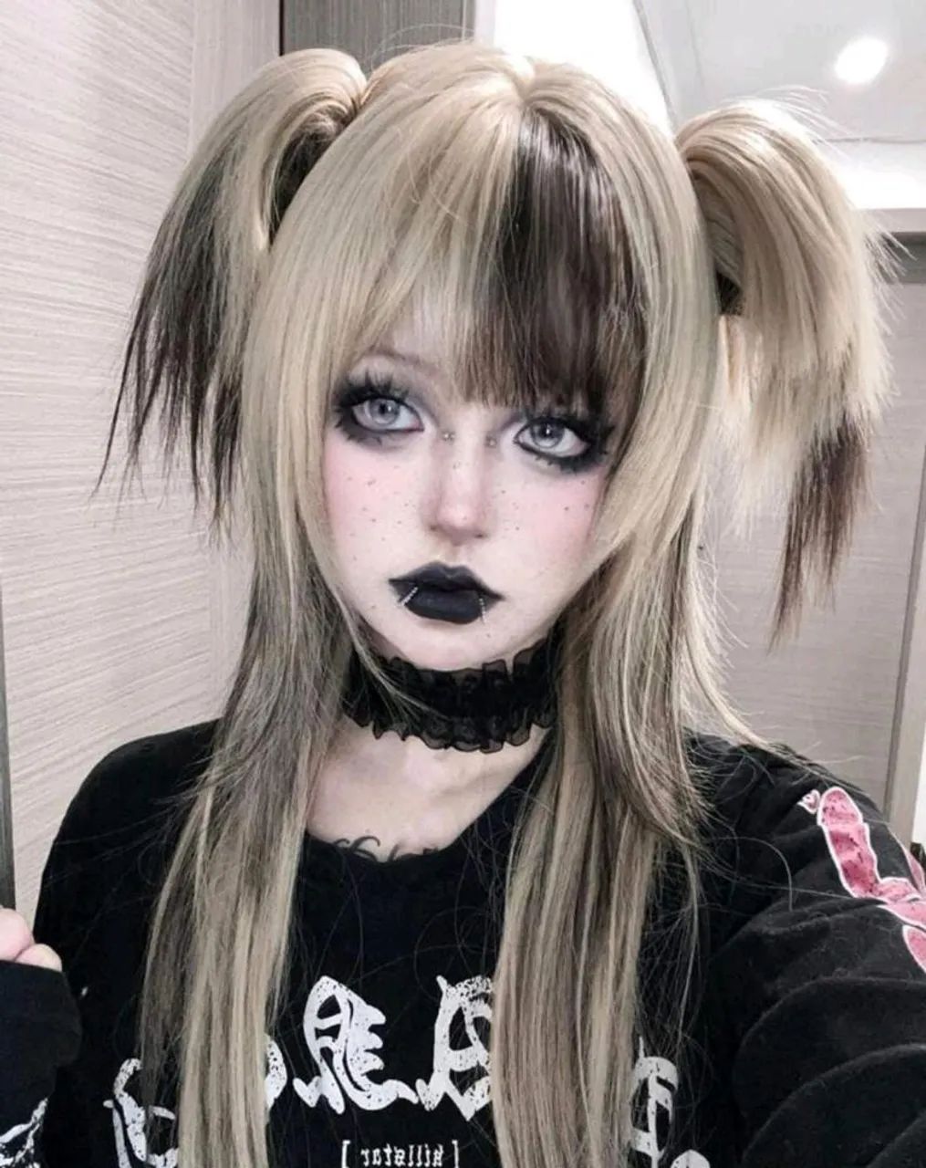 Peruca loira com mechas pretas emo