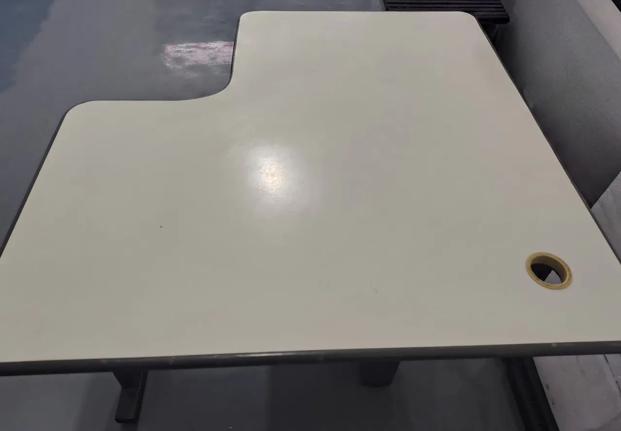 Mesa de escritório de canto novinha 