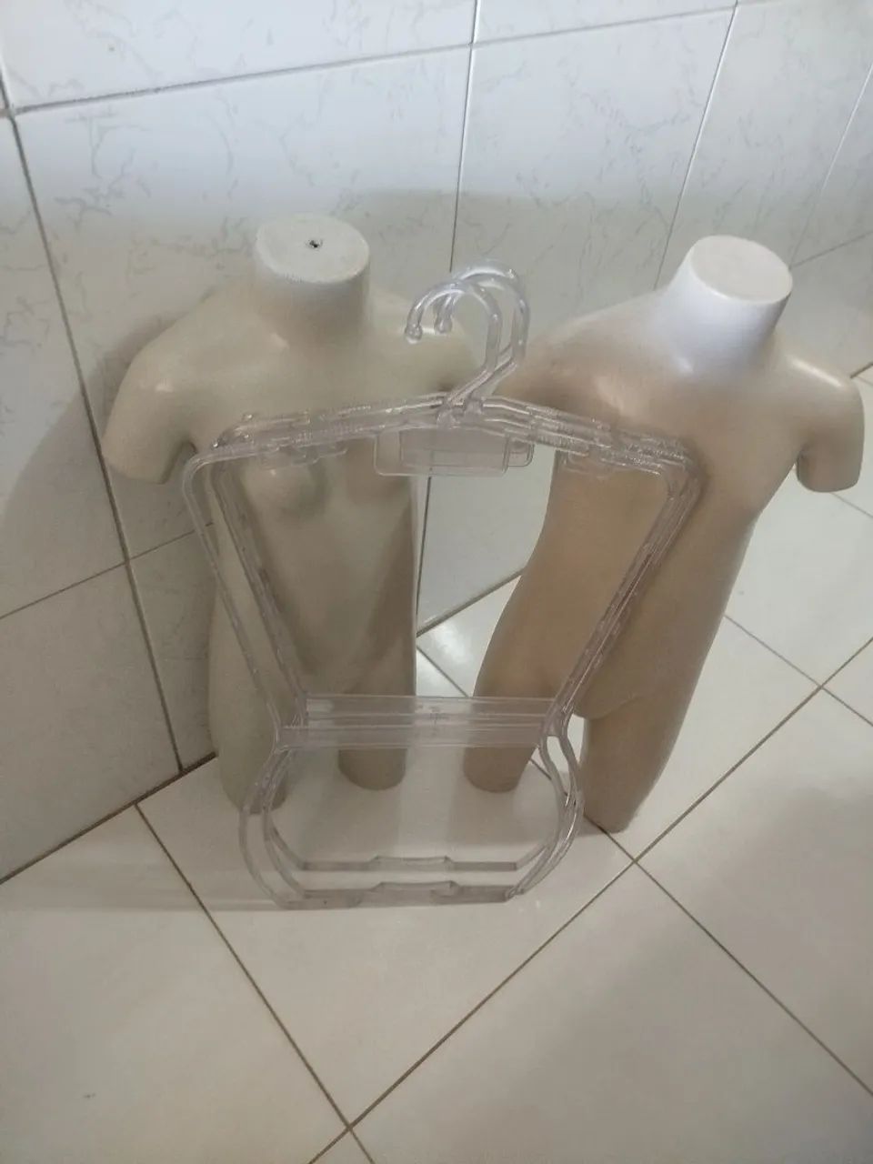Manequim infantil masculino e feminino e 3 cabides para roupas  - Foto 5
