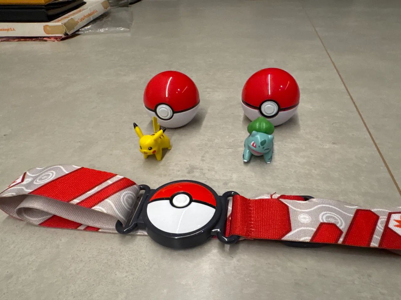 Miniatura de  pokemon com cinto e 2 pokebolas