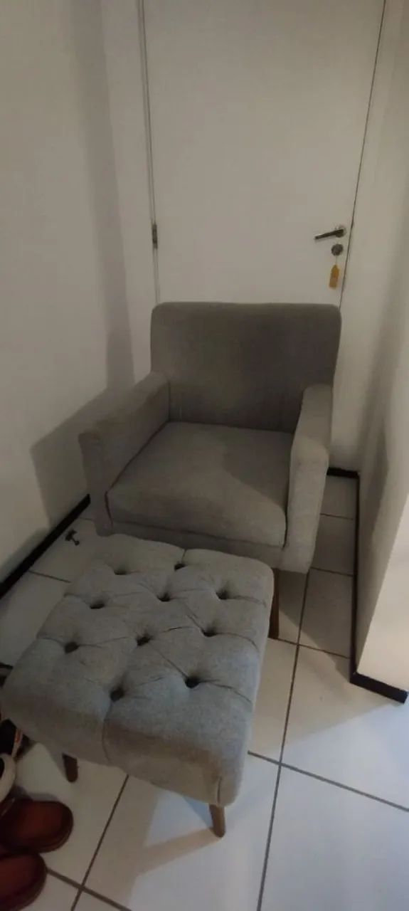 Poltrona com puff na cor cinza - Foto 4