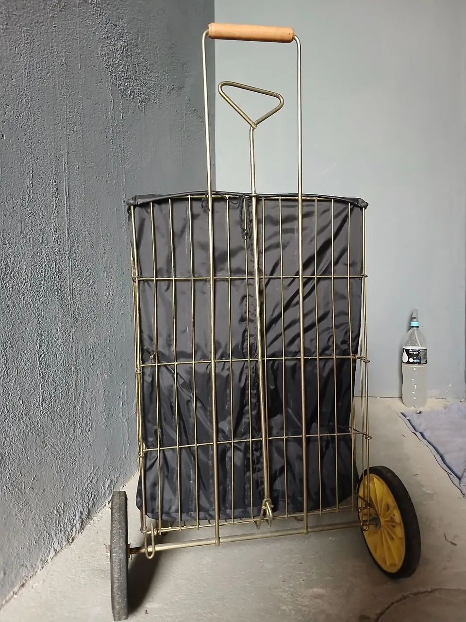 Carrinho de Feira de Alumínio com Rodas - Ótimo Estado<br> - Foto 3
