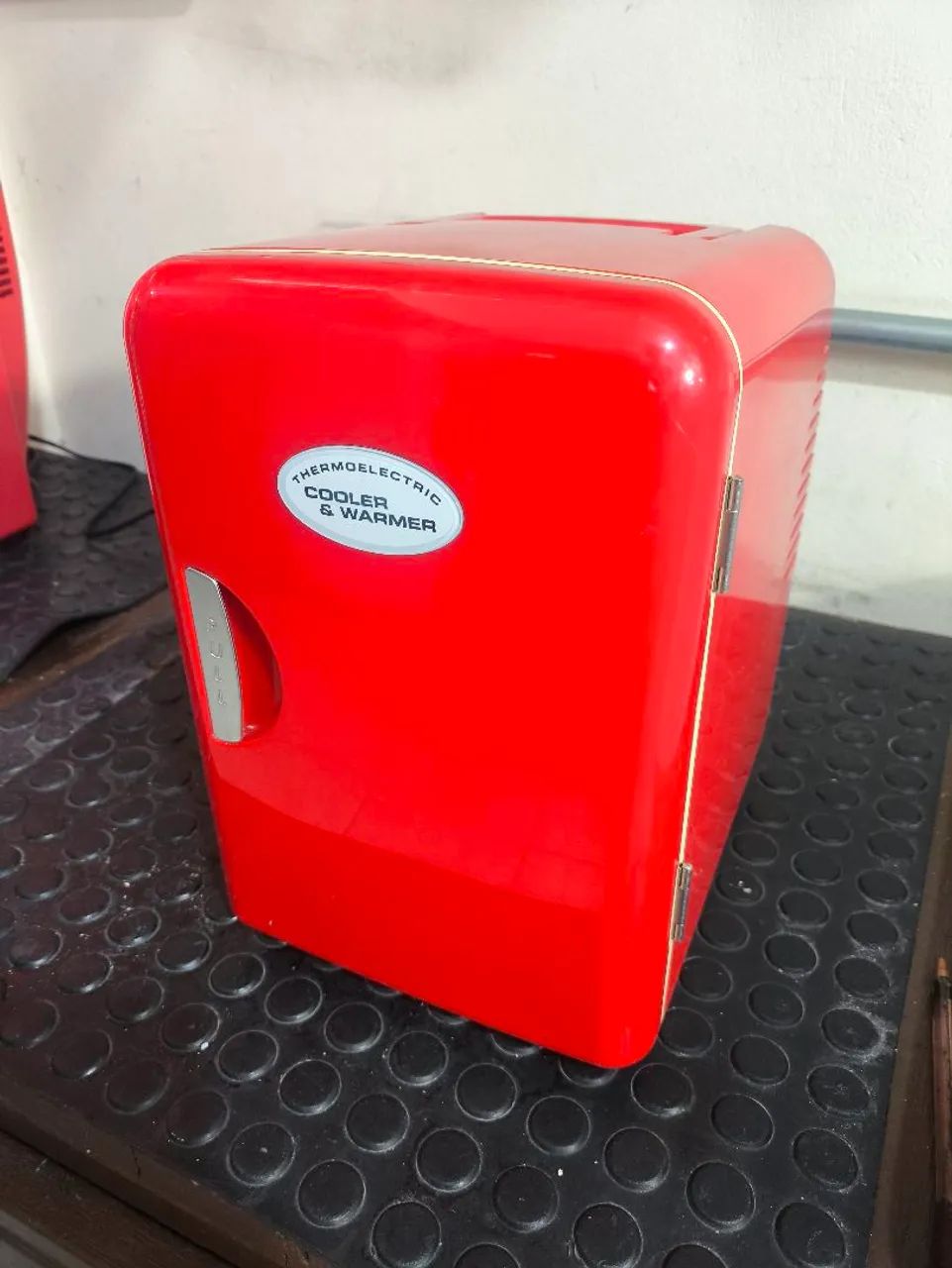 Mini geladeira vermelha 110v e 12v 