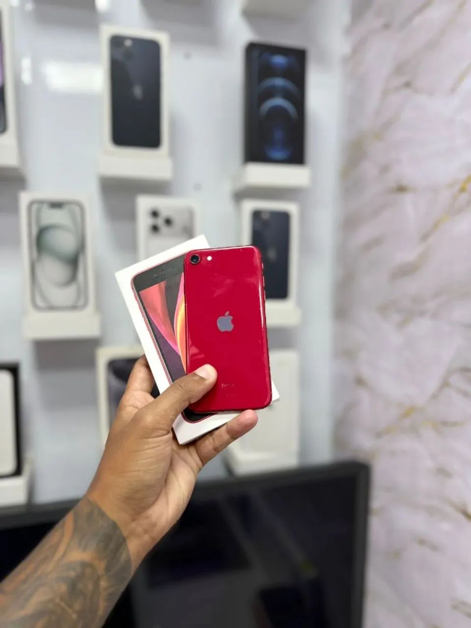 IPHONE SE 64GB RED<br>R$ 499,00 - Foto 2