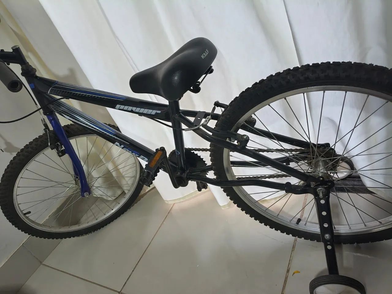 Vendo essa bicicleta nova aro 24 com rodinhas  - Foto 3