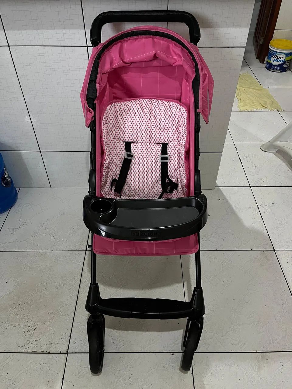 Carrinho de bebê rosa