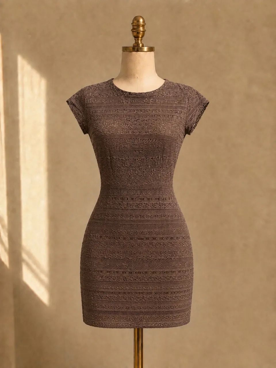 Vestido menta café marrom de renda com modelagem ajustada.