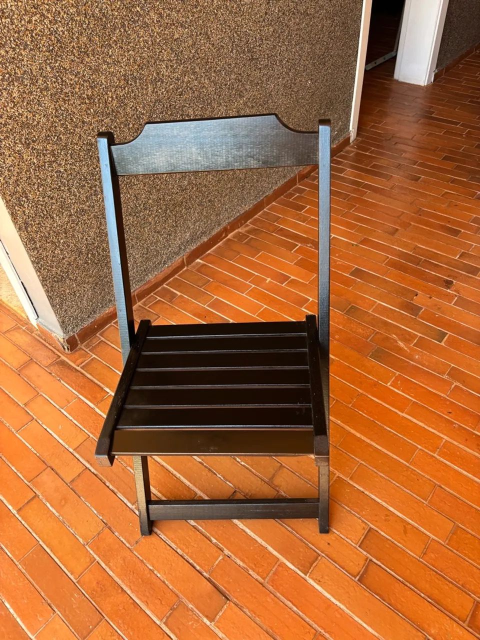 Mesa de madeira com 06 cadeiras dobráveis  - Foto 5