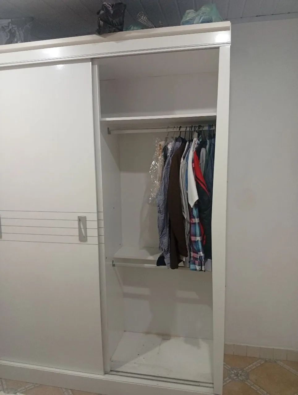 Guarda roupa 3 portas de correr e 4 gavetas  - Foto 3