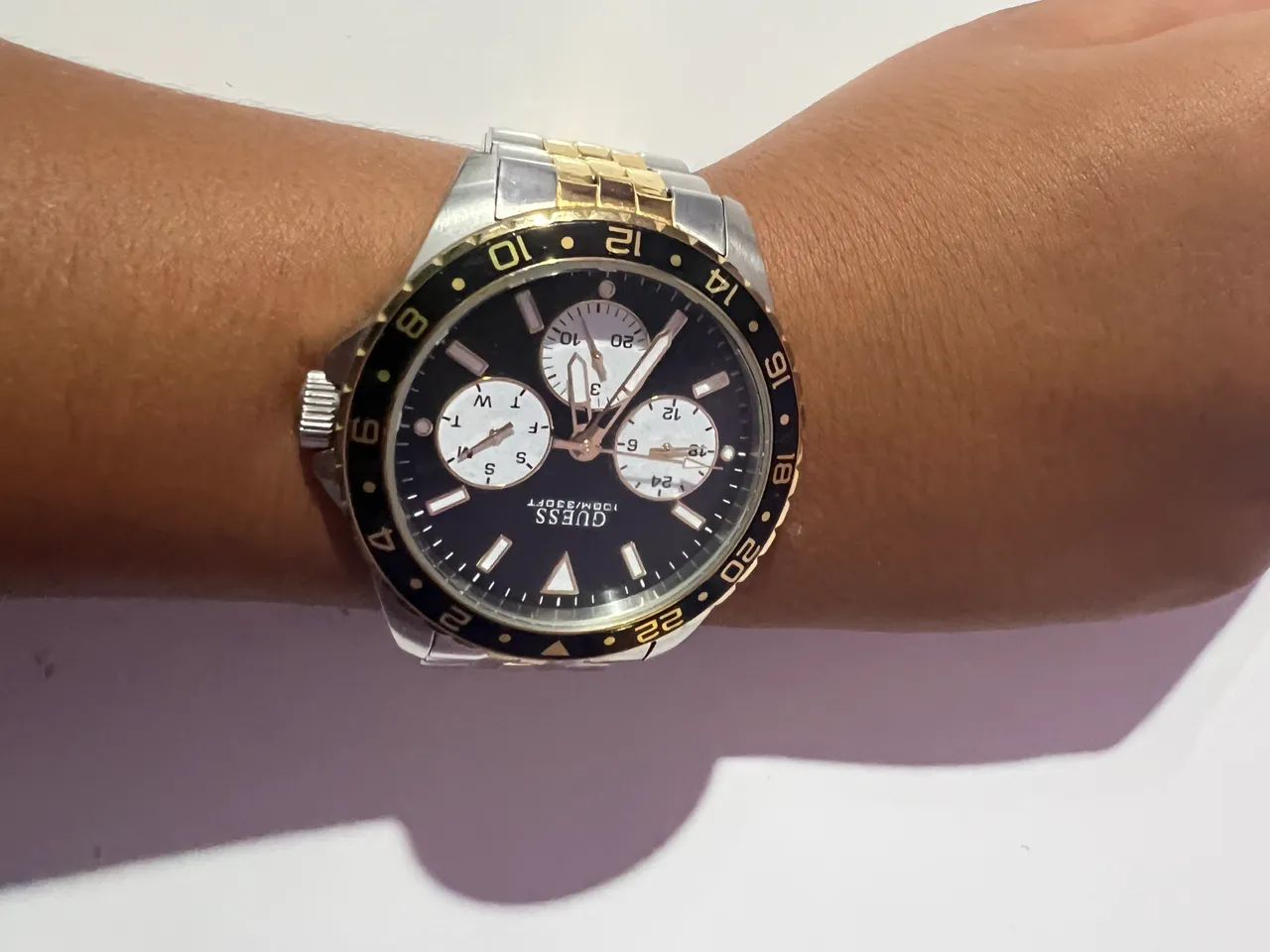 Relógio GUESS bicolor aço/prata com detalhes dourados - Foto 4