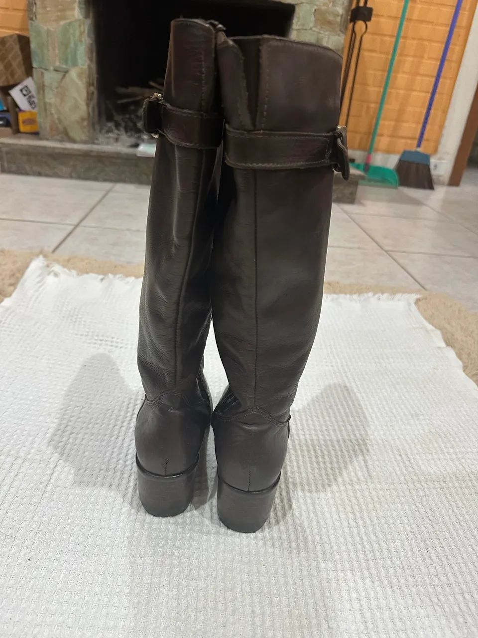 bota de couro cano longo marrom 35  - Foto 2