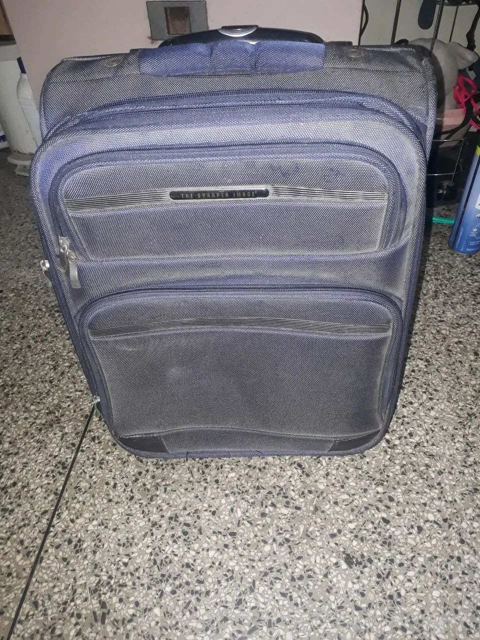 Mala de viagem média...( não é de bordo)... 