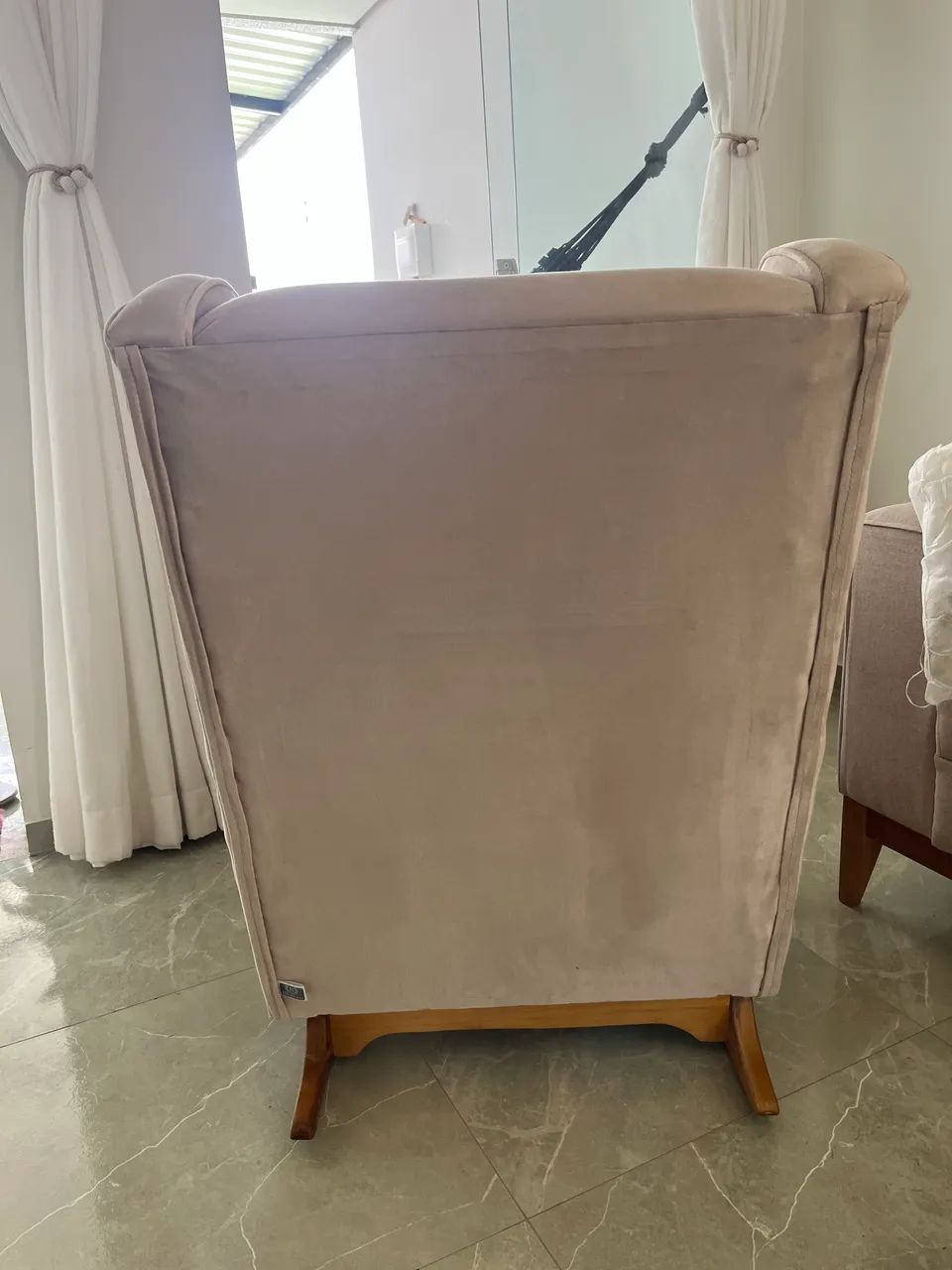 Poltrona de amamentação c/ balanço e puff. - Foto 5