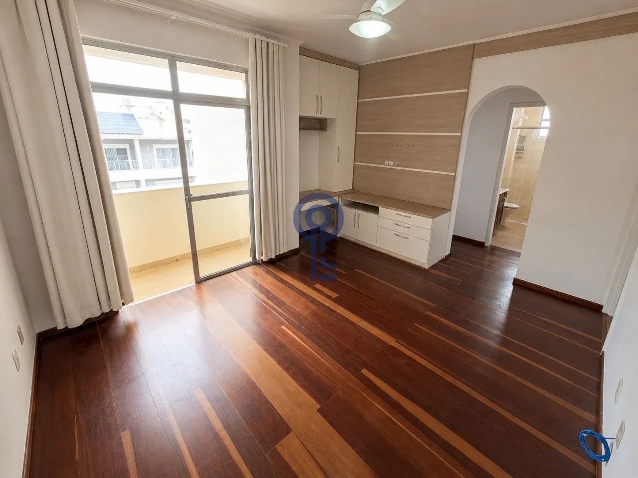 Apartamento Semimobiliado com 3 Quartos(1 Suíte) e Sacada | Jardim Atlântico