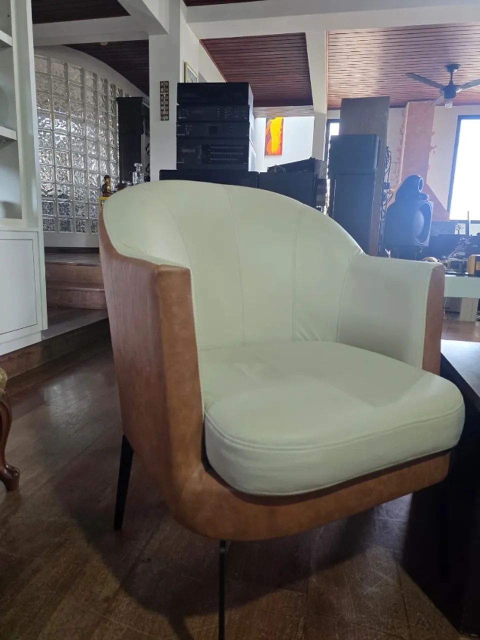1 Poltrona Couro Conexão Home & office
