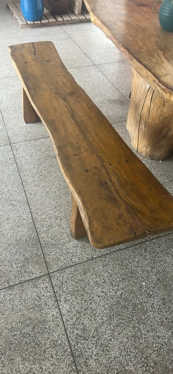 Mesa rústica com dois bancos 