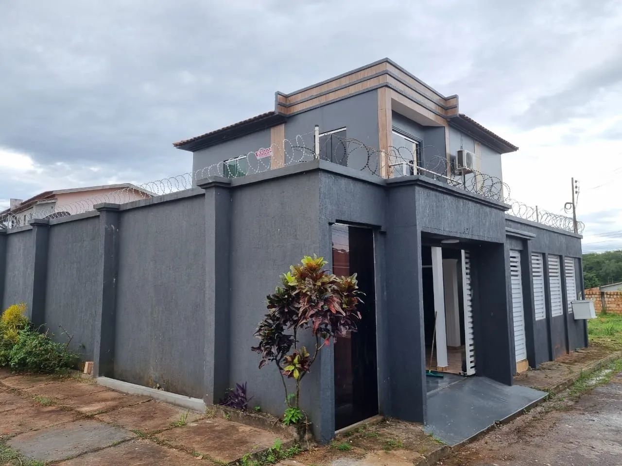 Alugo Dúplex com 3 suítes, todo no blindex. R$2.250 