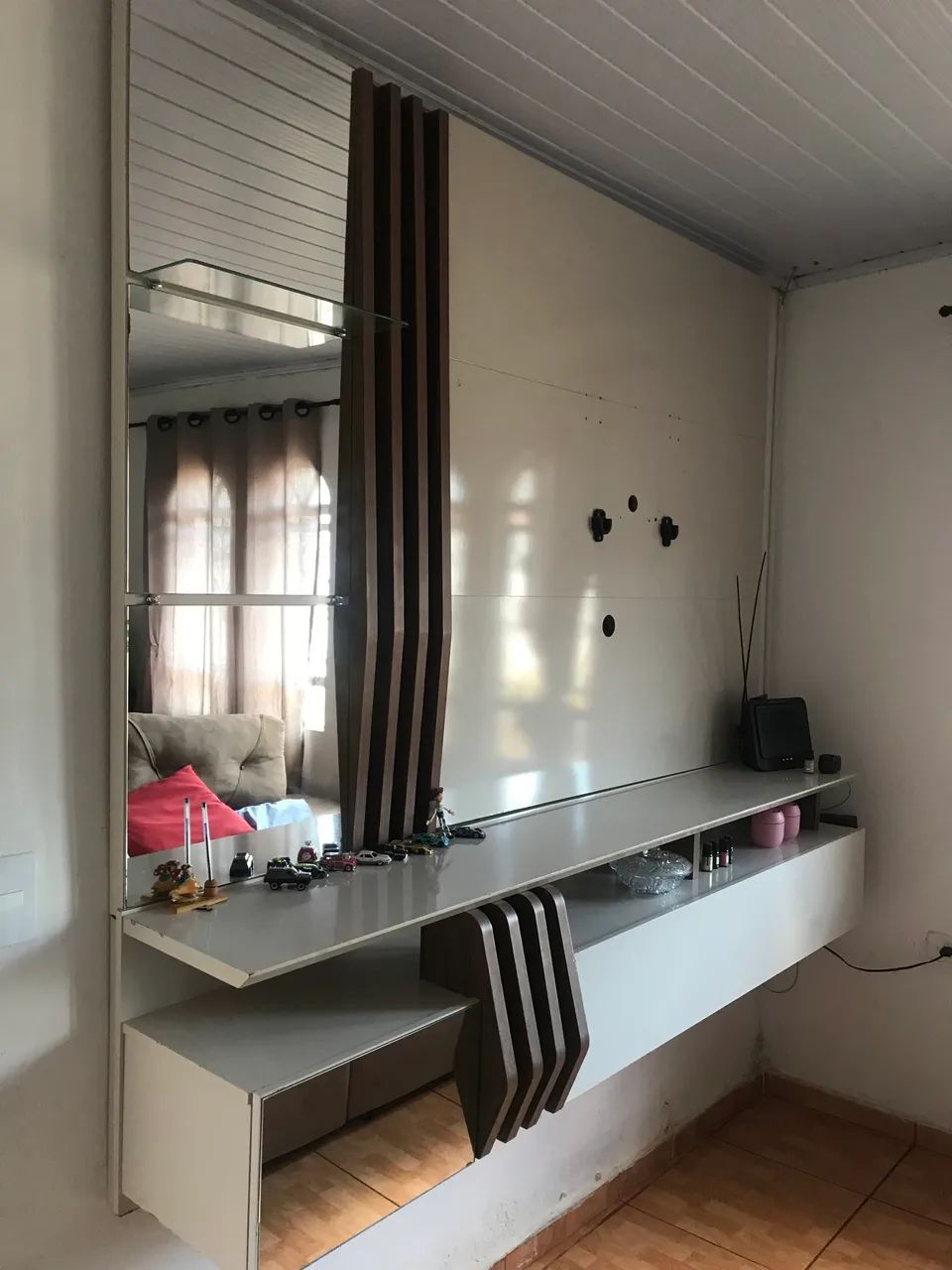 Painel de parede com espelho 