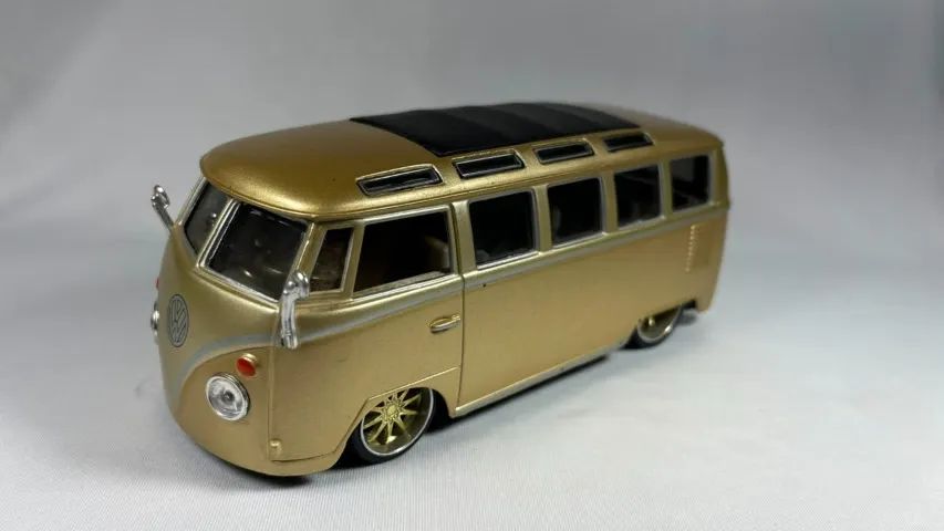 Miniatura Kombi - Tunada - Escala 1/26 - Maisto 1