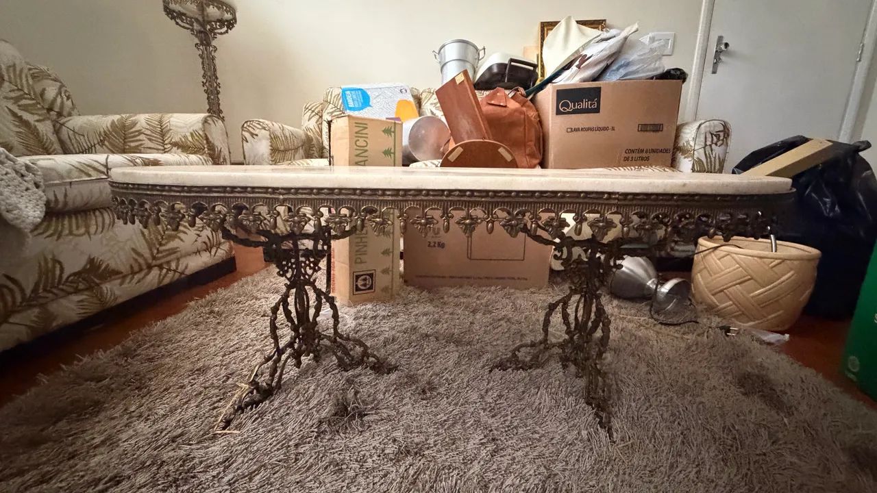 Mesa de Centro Antiga com Tampo de Mármore e Base em Metal Trabalhado - Foto 3