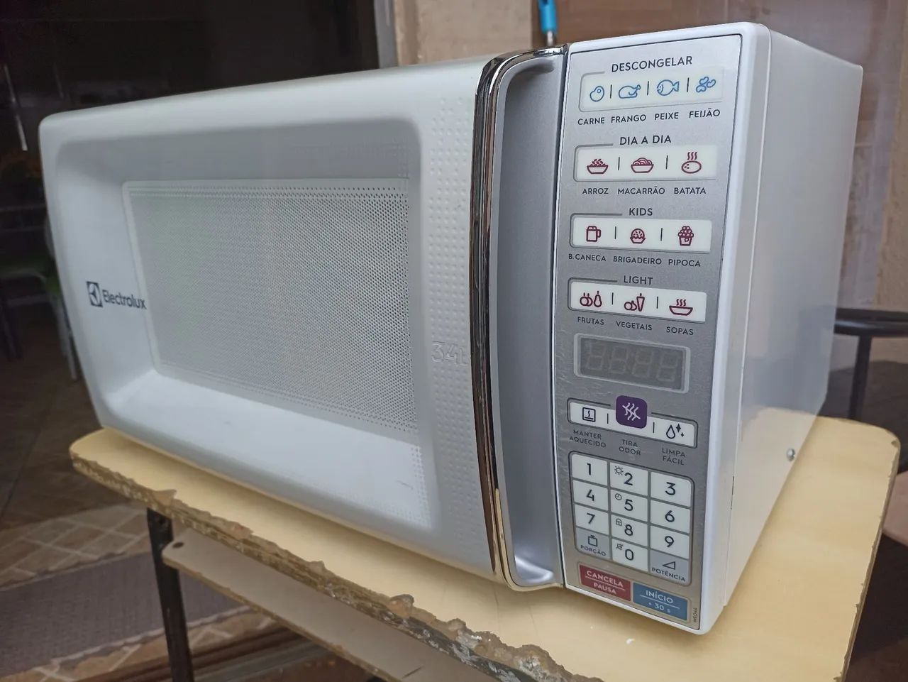 Microondas Eletrolux de 34 litros.
