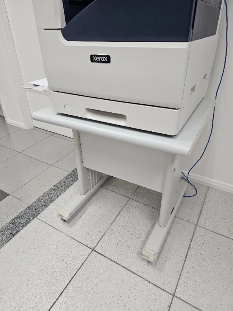 Mesa para laptop com rodinhas