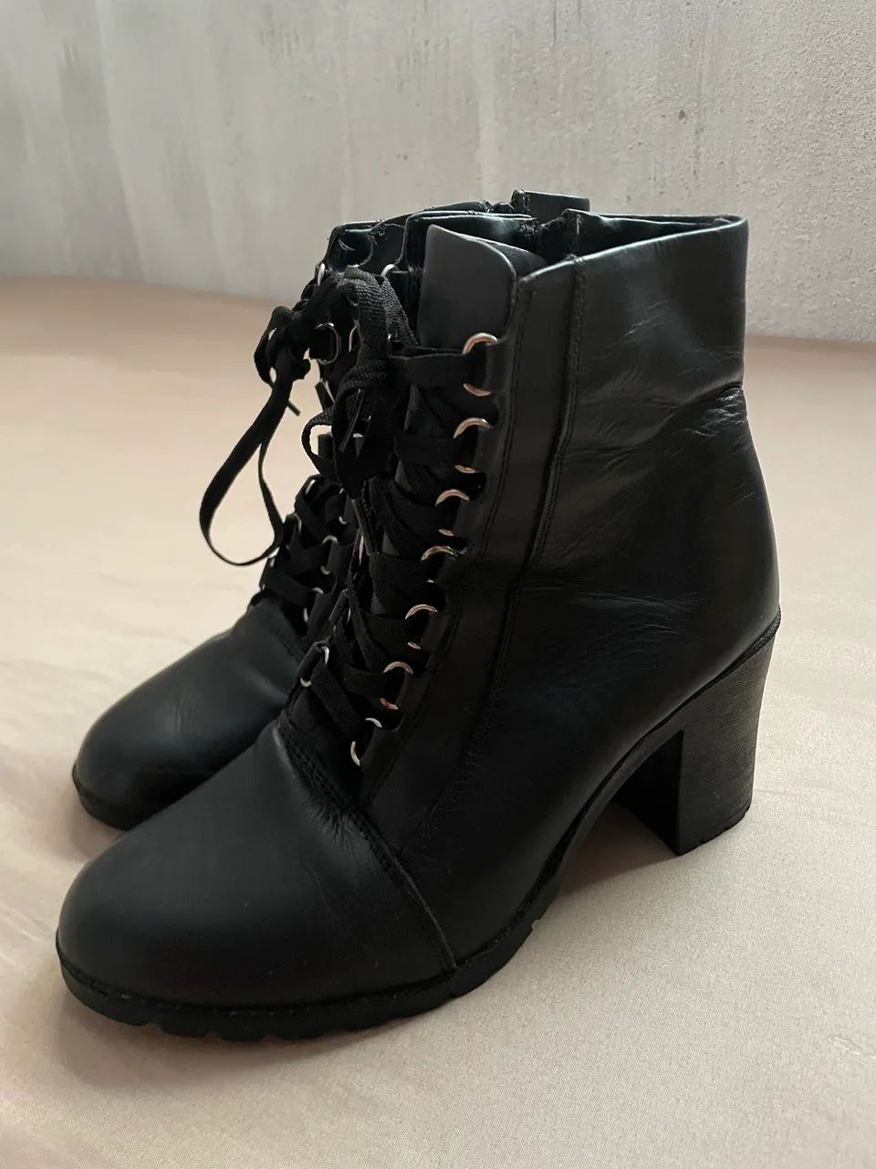 Bota cano médio da marca Constance 