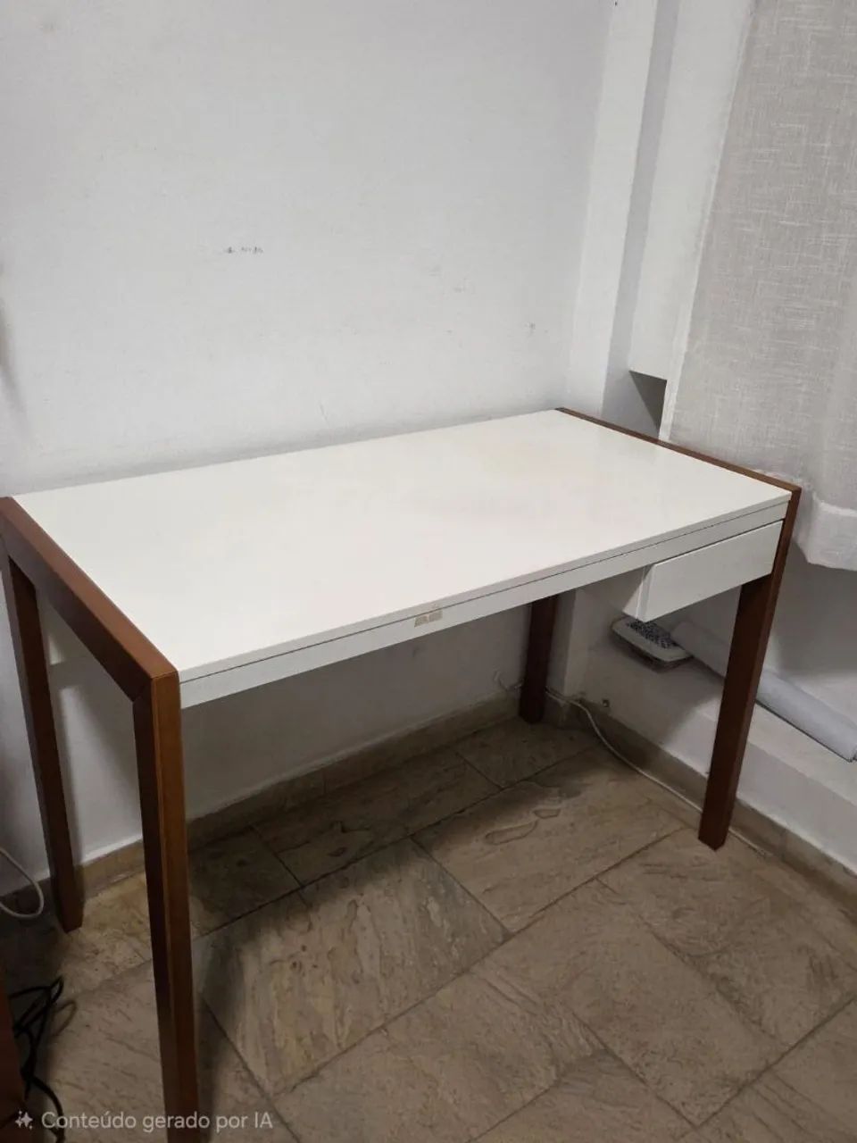 Mesa branca de madeira com gaveta (apenas retirada)