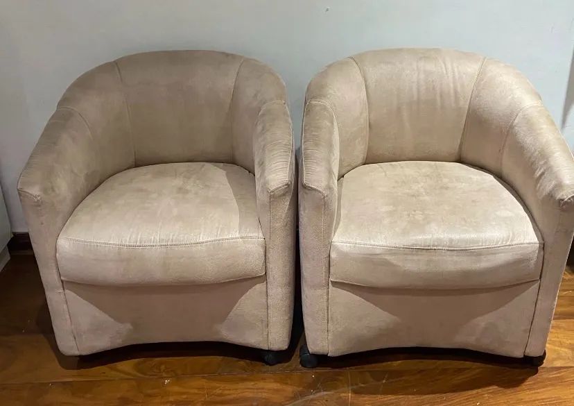 Par de Poltronas Redondas  Estofadas em tecido macio camurça bege, com rodinhas.  