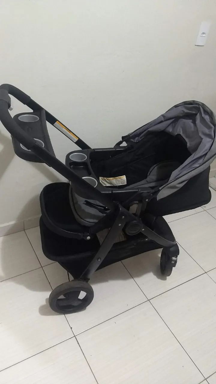 Carrinho de bebe e bebe conforto