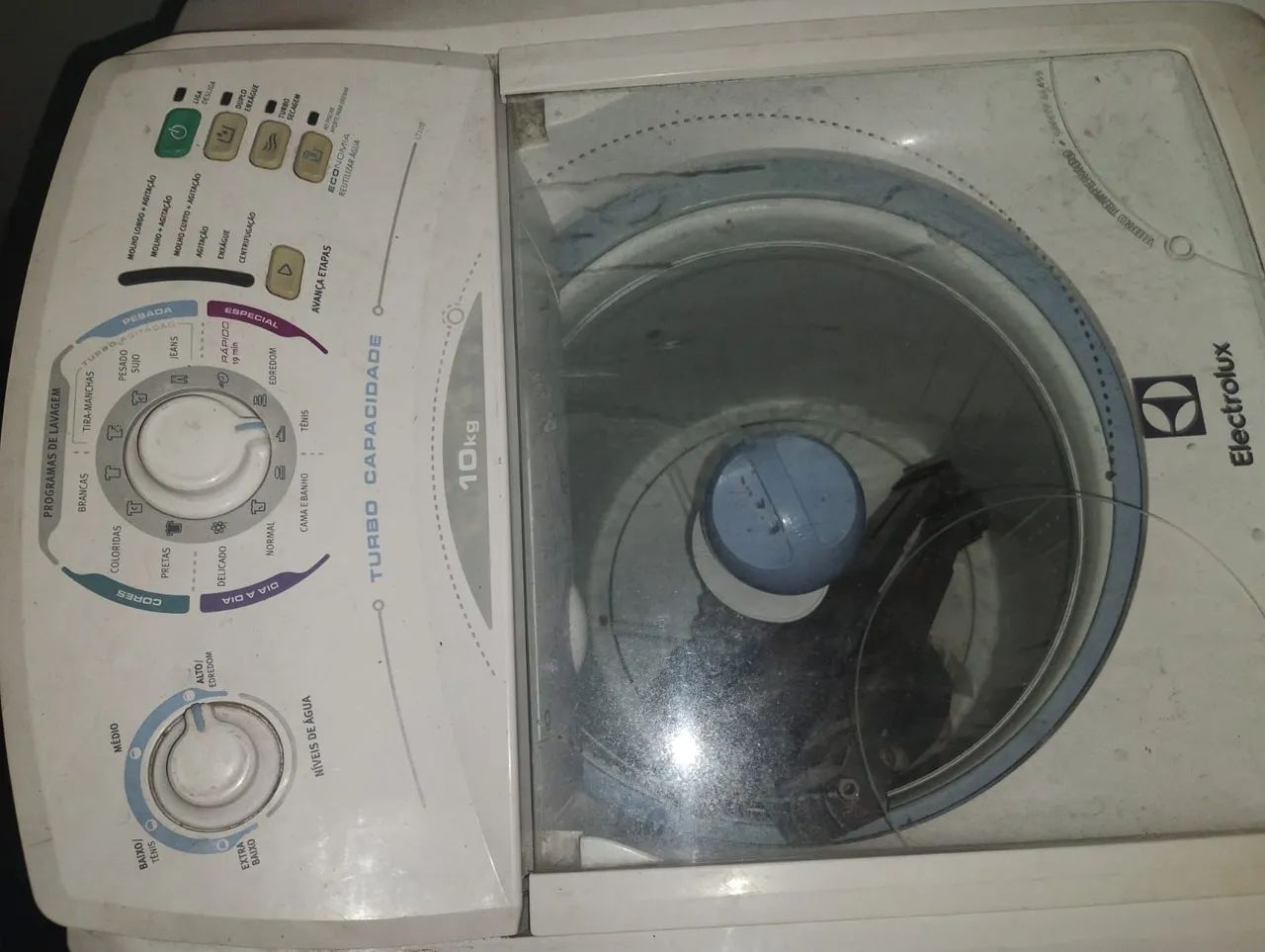 Máquina, celular, micro-ondas e carrinho de vendas