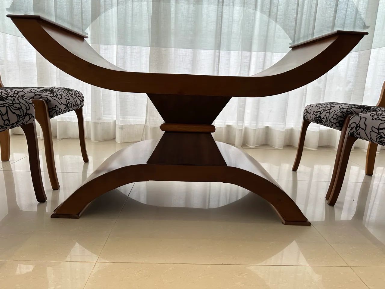 Mesa de jantar com 6 cadeiras e aparador. Madeira maciça! - Foto 2